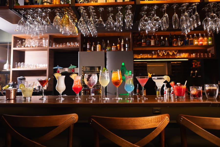 Balcão do bar com os drinks da casa enfileirados