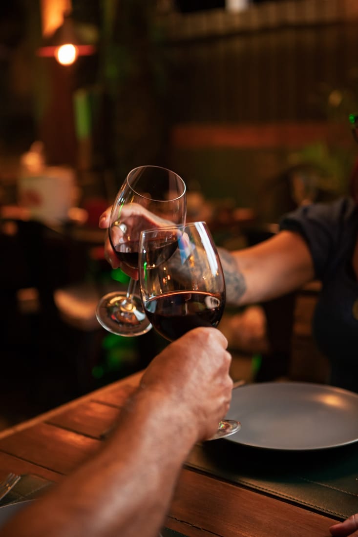 Duas taças de vinho tinto num brinde