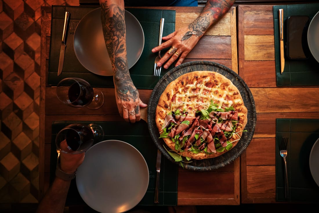 Mesa vista de cima com pizza e taças